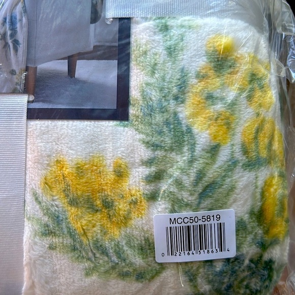 Cottage Cozy Plush Throw - White with Blue and Yellow Floral 50 x 70 NEW! - Picture 7 of 8